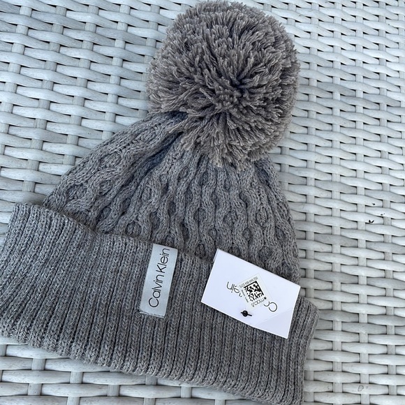 NWT- Calvin Klein Solid Grey Cable Knit Beanie Hat w/ Pom Pom- One Size - Picture 8 of 9